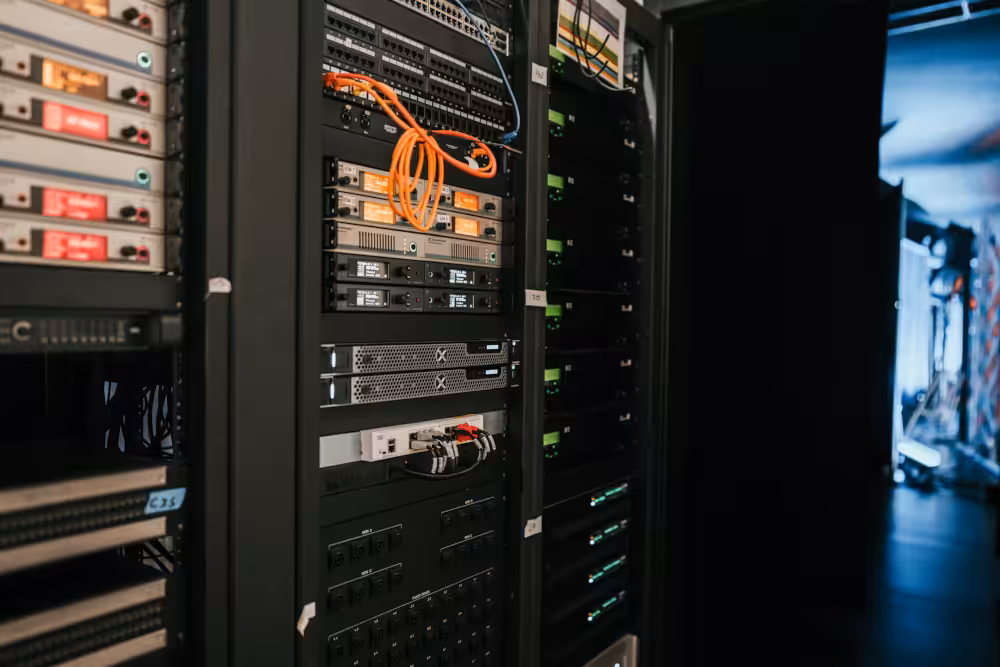 Server rack with cloud symbol and arrows
